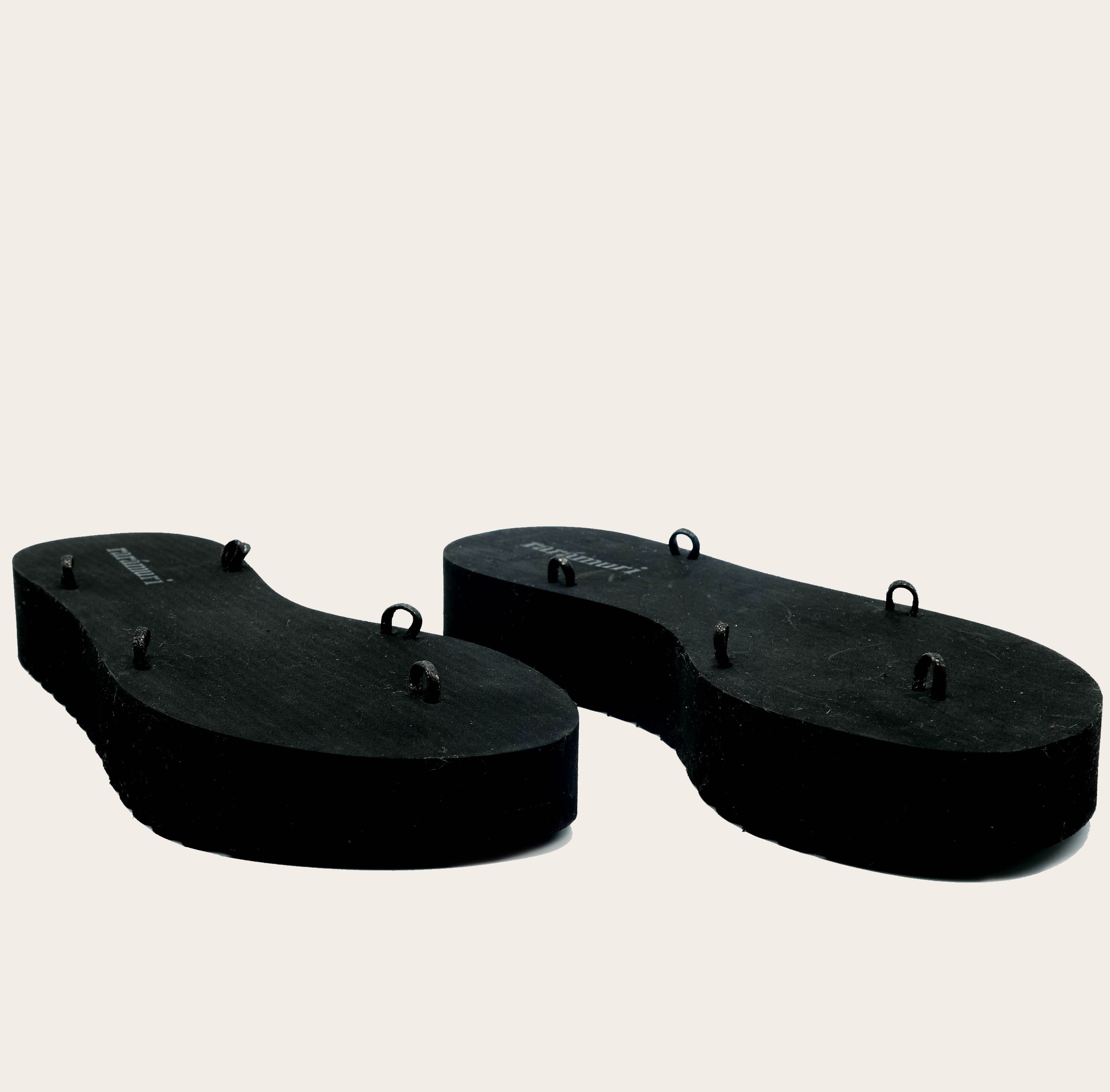 Chalco-black-paar-schuin-beige_ribbon-sandals-vegan-travel-sandals-raramuri