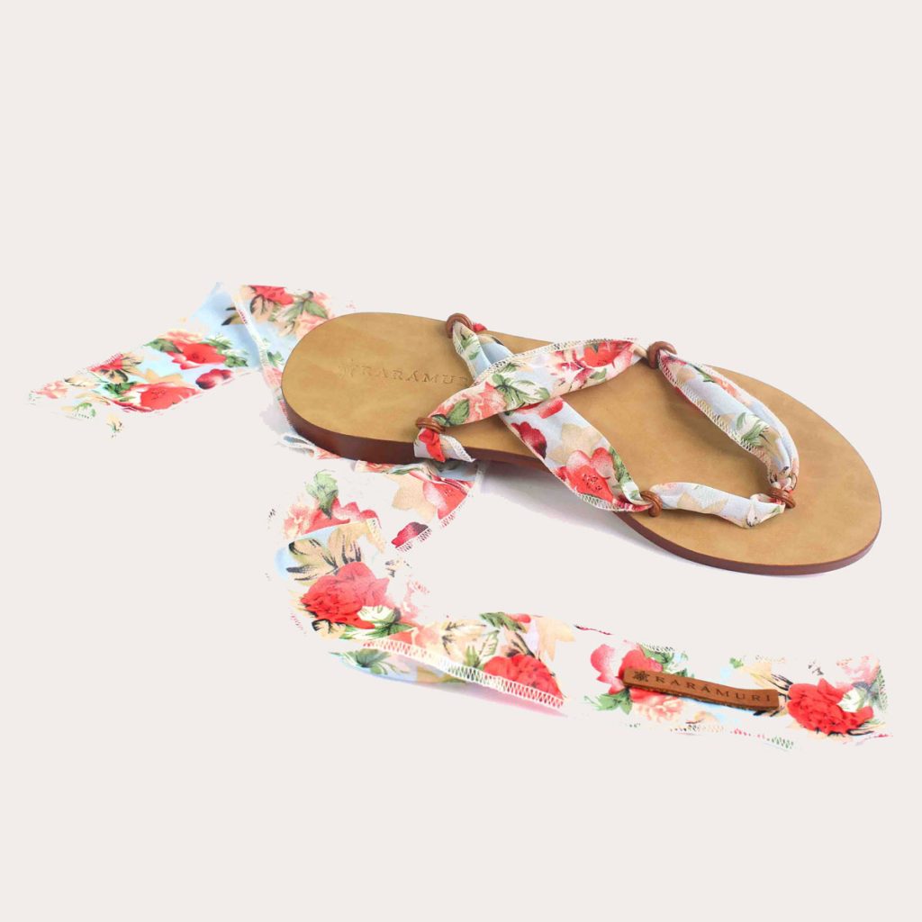 Sandals with light floral ribbons in pink and green tones for a feminine and summery feel.